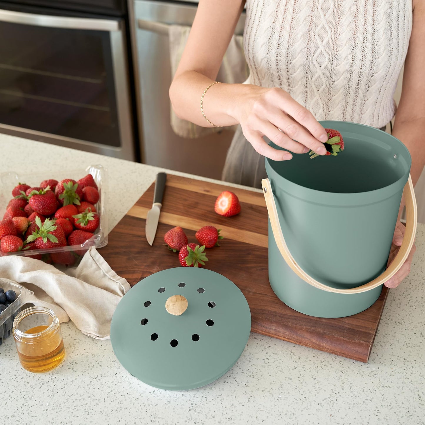 Aesthetic Compost Bin For Kitchen Countertop - Sturdy Indoor Food Waste Recycle Bin With Lid - The Perfect Stylish 1.1 Gallon Rust Free Compost Kanister