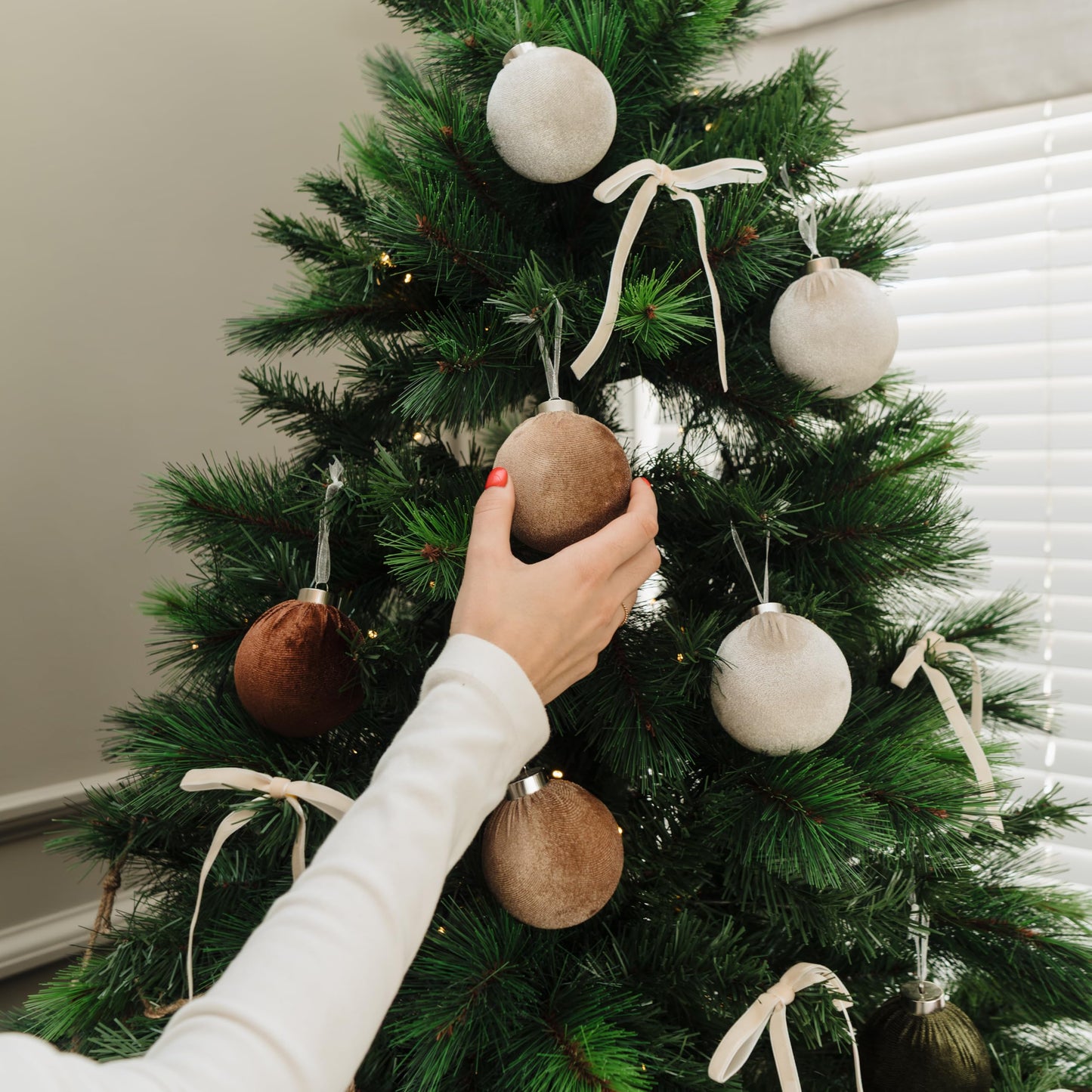 Elegant Velvet Christmas Ornaments Set with 15 Shatterproof Balls & 10 Matching Velvet Bows - Complete Festive Tree Decor Kit - Neutral Holiday Flocked Ornaments for Christmas Tree Decoration